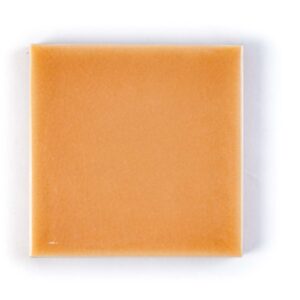 Maiolica artigianale 10x10 cm Arancio Pitrizza Marezzati Cerasarda in bicottura pasta rossa con effetto craquelé