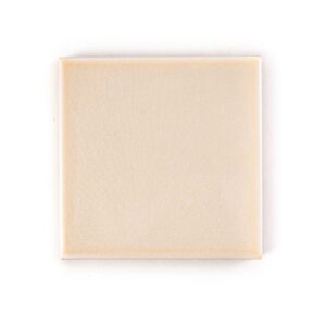 Maiolica artigianale 10x10 Beige Marezzati Cerasarda vista frontale con effetto craquelรฉ.