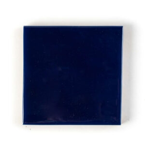 Maiolica artigianale 10x10 Blu tinta unita Marezzati Cerasarda vista frontale lucida.