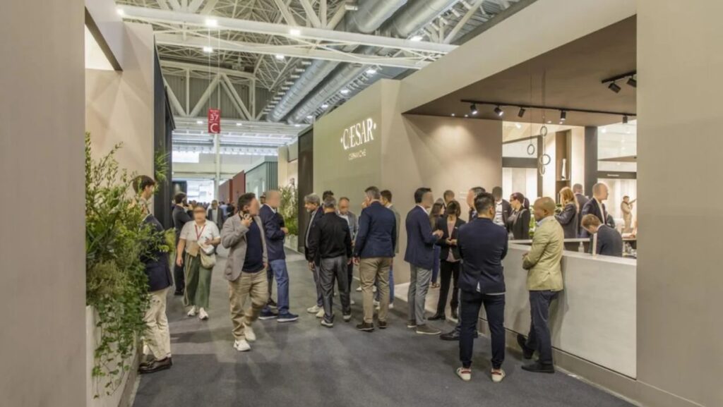 Stand Caesar Ceramiche a Cersaie 2026 con pavimenti in gres porcellanato, installazione centrale e visitatori.