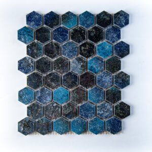 Mosaico esagonale blu Saicis su rete, vista frontale
