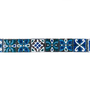 Vista frontale della fascia Vietrese Blu Savoia 5,5×46 cm con otto tessere decorate blu, turchesi e bianche